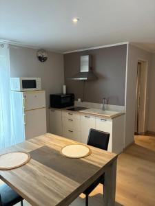 Kuchyň nebo kuchyňský kout v ubytování logement 4P avec spa 6P en intérieur