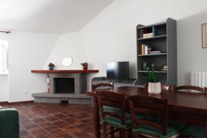 une salle à manger avec une table et une cheminée dans l'établissement Appartamento “Il Corso”, à Montefiascone
