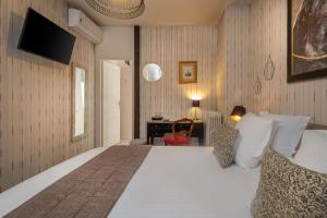 a bedroom with a large bed and a desk at Le Pavillon des Lys - Hôtel Particulier in Amboise