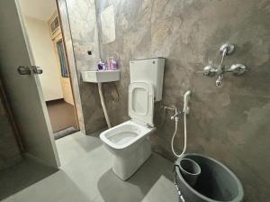 Un baño con inodoro, ducha y lavabo. en hotel elevate suites, en Nagpur