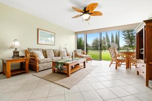 MarconiNEW Kuilima Estates West 35 FREE CAR KBM的客厅里有一张沙发和一张桌子。