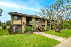 MarconiNEW Kuilima Estates West 35 FREE CAR KBM的一栋房子前面有一棵树