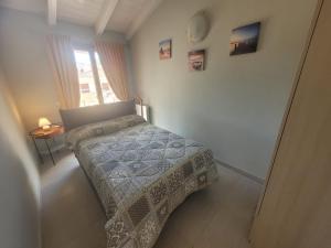 Un dormitorio pequeño con una cama y una ventana. en H41 Attico in centro, en Budoni 10 fotos más