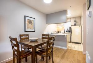 une cuisine et une salle à manger avec une table et des chaises dans l'établissement 15 Lodge, à Hood River