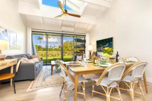 MarconiNEW Kuilima Estates West 1135 FREE CAR KBM的一间带桌椅和沙发的用餐室