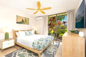 MarconiNEW Kuilima Estates West 1135 FREE CAR KBM的一间卧室，里面有一张床和一个吊扇