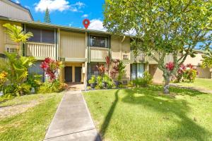 MarconiNEW Kuilima Estates West 1135 FREE CAR KBM的公寓大楼前方设有花园