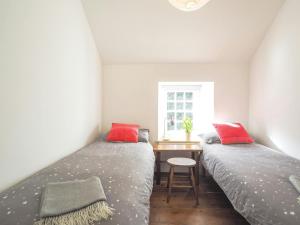 Voodi või voodid majutusasutuse Gervic Cottage Llangrannog toas