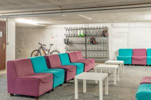 Una habitación con sofás y mesas y una bicicleta. en Hotel Italo, en Madonna di Campiglio