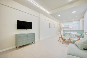 a living room with a tv and a dining table at Oasis by Clabao in Logroño