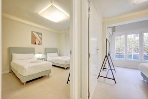 a bedroom with two beds and a ladder in it at Oasis by Clabao in Logroño