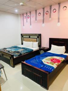 2 letti in una camera con 2 letti di Green land hotel a Mingora