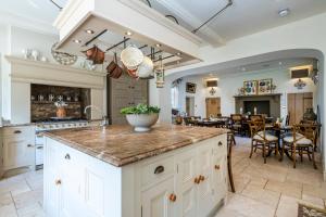 O bucătărie sau chicinetă la The Shepherds Huts & Well Lodge & Ormesby Manor House