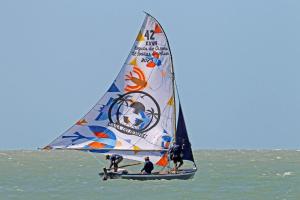 un groupe de personnes sur un voilier dans l'océan dans l'établissement Casa do Romeu, à Icaraí
