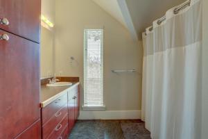 ein Badezimmer mit Waschbecken und Duschvorhang in der Unterkunft Surf's Up 30 Day Minimum in Hood River