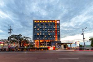 Un edificio alto con luces naranjas en el costado. en Levo Hotel, en Urdaneta