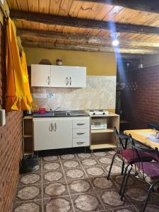 Kuchyň nebo kuchyňský kout v ubytování C La familia