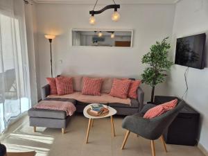 un salon avec un canapé et deux chaises dans l'établissement Donna Olympia's House, à Sucina