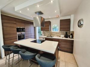 Kuchyň nebo kuchyňský kout v ubytování Piscine chauffée climatisation Wifi