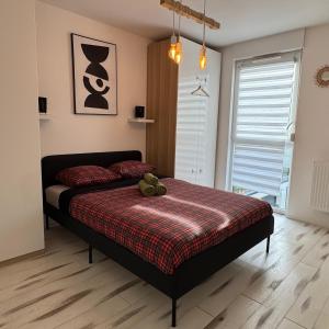 Les clos des Aviateurs في ستراسبورغ: غرفة نوم مع سرير مع دمية دب عليها +صورة واحدة