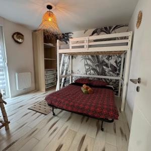 Les clos des Aviateurs في ستراسبورغ: غرفة نوم مع سرير بطابقين مع بطانية حمراء