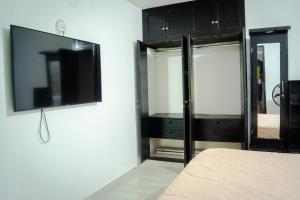 Televiisor ja/või meelelahutuskeskus majutusasutuses Aparta Estudio Amoblado 1 a 3 Personas