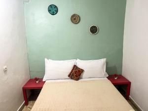 En eller flere senge i et værelse på Superbo Stay Sea & Mountain View Apartment & Studio with Shared Terrace - Near Taghazout - Moroccan Style Home + 70 billeder