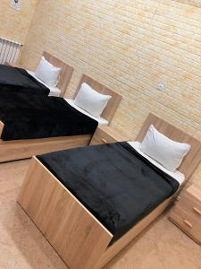 Una cama o camas en una habitación de Hôtel Mon Royaume 26 fotos más