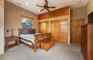 ein Schlafzimmer mit einem Bett und einem Deckenventilator in der Unterkunft River Watch Getaway in Hood River