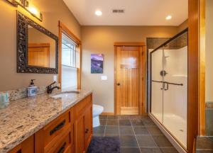 ein Badezimmer mit Dusche, Waschbecken und Toilette in der Unterkunft River Watch Getaway in Hood River + 17 Fotos