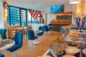 ein Restaurant mit einem Buffet auf einem Tisch in der Unterkunft VIP CLASS ꙳ ORBI CITY in Batumi