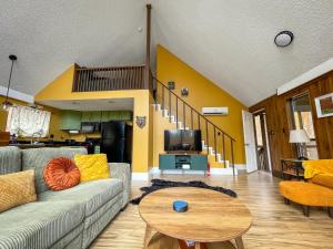 BaxterChalet w Hot Tub Fireplace Grill FirePit & Wifi的客厅里有一张沙发和一张桌子。