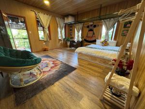 une chambre avec un lit et une chaise dans une pièce dans l'établissement Cozy Haven-Lotus Room & Sunshine Windows, à Yên Bái 98 autres photos