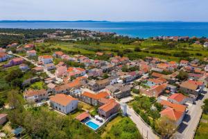 eine Luftansicht einer Stadt mit Häusern und dem Meer in der Unterkunft Villa Renata ZadarVillas in Zaton