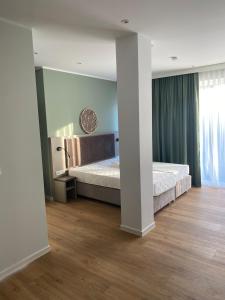 1 Schlafzimmer mit 2 Betten und Holzboden in der Unterkunft Living Inn in Rheda-Wiedenbrück