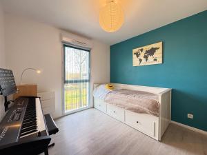 Ένα ή περισσότερα κρεβάτια σε δωμάτιο στο Le Bignon - Wifi, TV, 4 personnes, 1 min à pied du tram