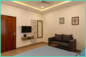 Μια τηλεόραση ή/και κέντρο ψυχαγωγίας στο Hotel Stay Madahava Palace Near Shree kashi Vishwanath Temple - Free Wi-Fi- And Room Service Facilities - Fully Air Conditioning Rooms - Premium Hotel In Varanasi +6 φωτογραφίες