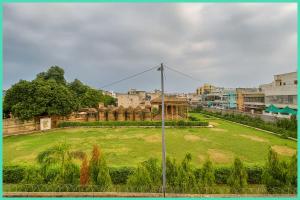 Κήπος έξω από το Hotel Stay Madahava Palace Near Shree kashi Vishwanath Temple - Free Wi-Fi- And Room Service Facilities - Fully Air Conditioning Rooms - Premium Hotel In Varanasi