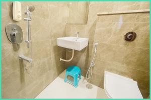 Ένα μπάνιο στο Hotel Stay Madahava Palace Near Shree kashi Vishwanath Temple - Free Wi-Fi- And Room Service Facilities - Fully Air Conditioning Rooms - Premium Hotel In Varanasi