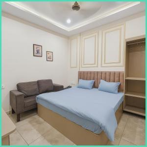 Ένα ή περισσότερα κρεβάτια σε δωμάτιο στο Hotel Stay Madahava Palace Near Shree kashi Vishwanath Temple - Free Wi-Fi- And Room Service Facilities - Fully Air Conditioning Rooms - Premium Hotel In Varanasi