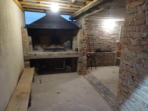 una cucina con un forno in pietra in un muro di mattoni di Marele a Jasenovac