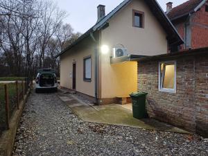 un'auto è parcheggiata accanto a una casa di Marele a Jasenovac