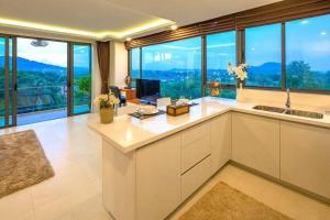 拉威海滩At the tree by fatimah的大型厨房设有大窗户和客厅。