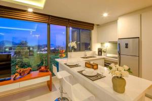 拉威海滩At the tree by fatimah的厨房配有白色的柜台和大窗户 更多15张照片