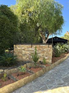 een stenen muur met planten in een tuin bij Villa Terra Alba in Le Lavandou