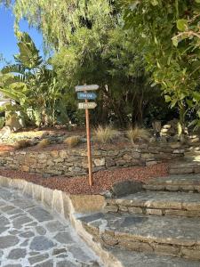 een straatnaambord met straatnaamborden in een tuin bij Villa Terra Alba in Le Lavandou