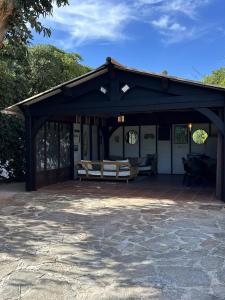 een paviljoen met twee banken op een terras bij Villa Terra Alba in Le Lavandou +49 foto's