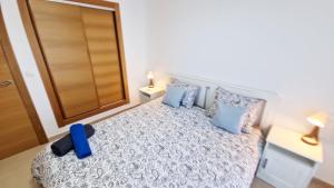 - une chambre avec un lit doté d'oreillers bleus et d'une porte dans l'établissement Donna Olympia's House, à Sucina 19 autres photos