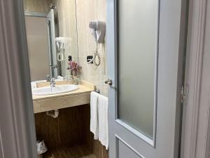 un baño con lavabo y espejo en Hotel Pinomar, en El Puerto de Santa María