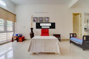 SingānallūrNirvana 4BHK by Palette | DanCenter的一间卧室，墙上有一张床和一块牌子